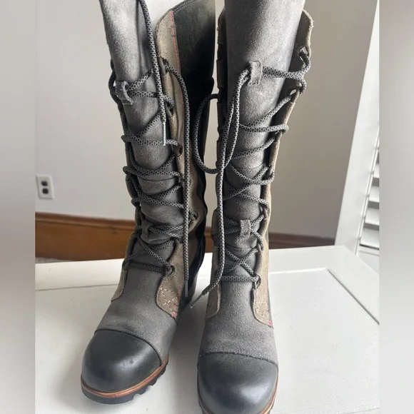 Sorel Gray and Black Lace-Up Women's Boots - Picture 1 of 9